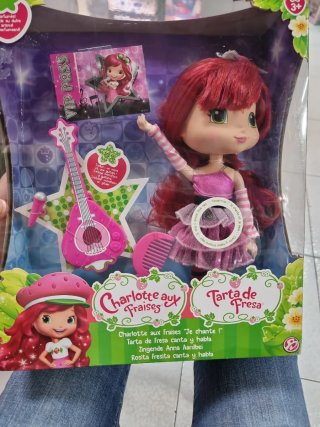 Muñeca Tarta de Fresa canta y habla