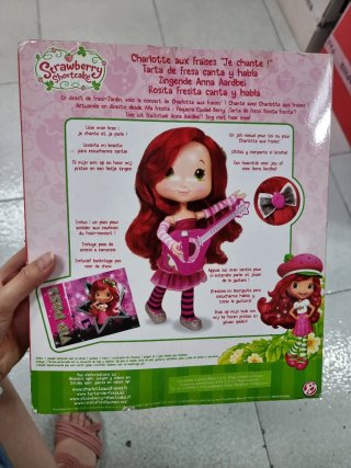Muñeca Tarta de Fresa canta y habla