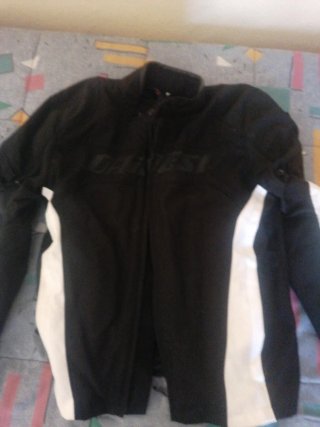 Chaqueta de moto negra y blanca