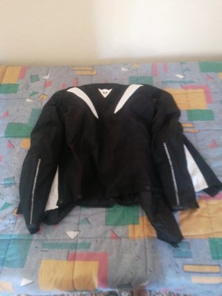 Chaqueta de moto negra y blanca