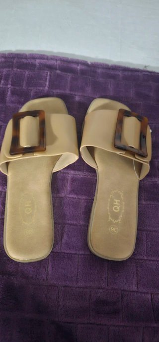 Chanclas beige con hebilla tortuga