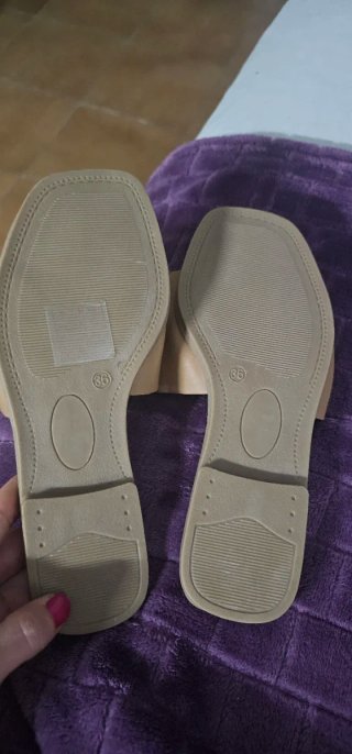 Chanclas beige con hebilla tortuga