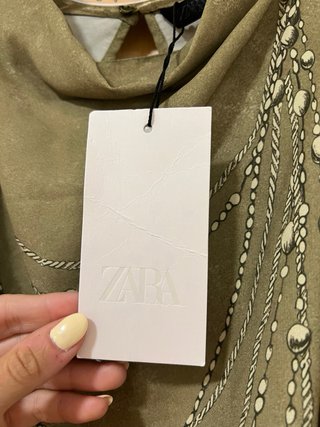Blusa Zara verde con pedrería