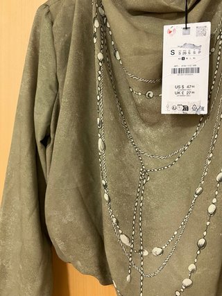 Blusa Zara verde con pedrería