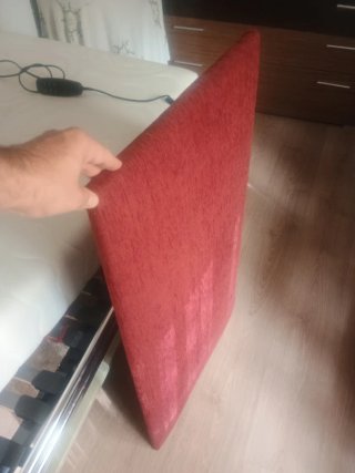 Cabecero de cama tapizado en tela roja