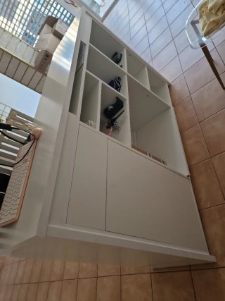 Mostrador para negocios blanco y beige
