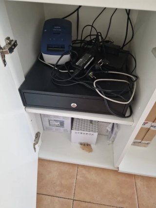 Mostrador para negocios blanco y beige