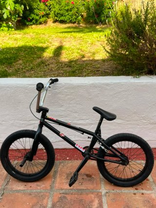 Bicicleta BMX negra