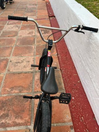 Bicicleta BMX negra