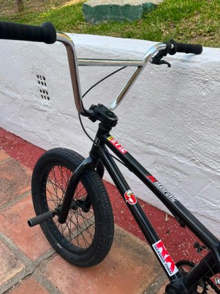 Bicicleta BMX negra