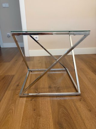 Mesa auxiliar cristal y metal plateado