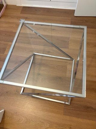 Mesa auxiliar cristal y metal plateado