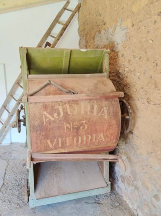 Máquina Cosechadora Antigua AJURIA VITORIA
