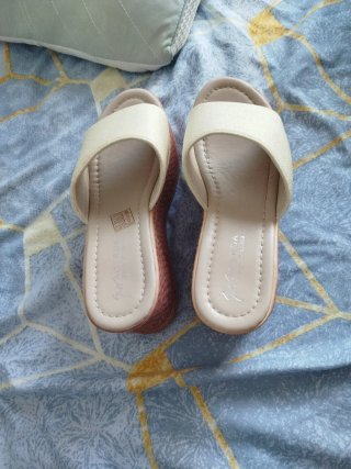 Sandalias de cuña beige verano