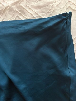Falda midi azul satén