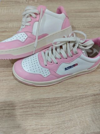 Autry Medalist Low Pink/White Sneakers