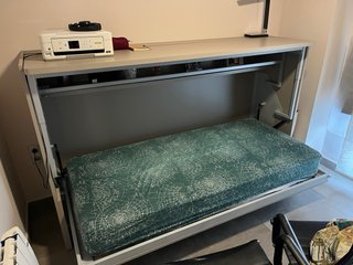 Escritorio con cama + 2 Sillas Negras