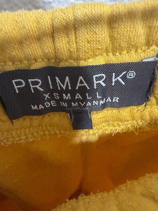 Pantalón corto amarillo