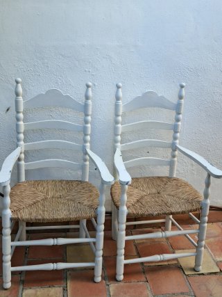 2 Sillones de madera y enea