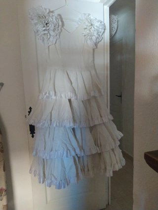 Vestido de flamenca blanco con volantes .