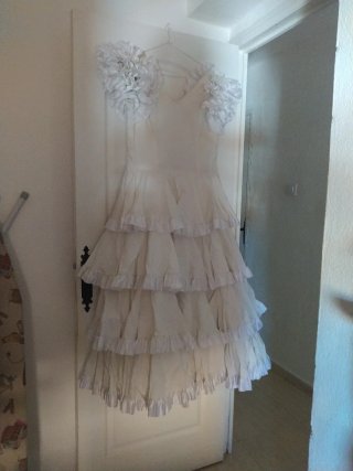 Vestido de flamenca blanco con volantes .
