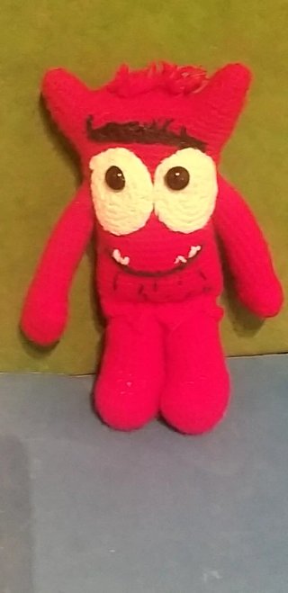 Muñeco de ganchillo hecho a mano
