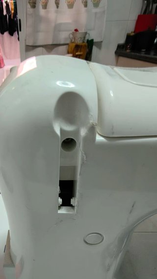 Máquina de coser blanca y azul
