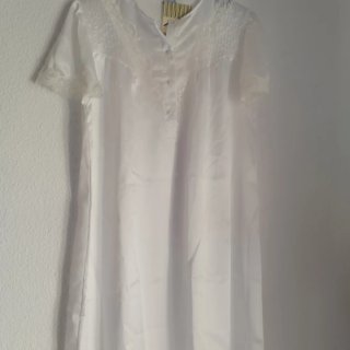 Camisón sedoso blanco con encaje