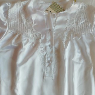 Camisón sedoso blanco con encaje