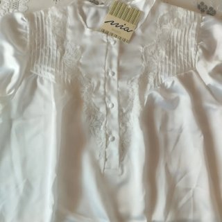 Camisón sedoso blanco con encaje