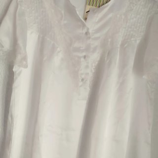 Camisón sedoso blanco con encaje
