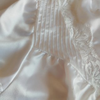 Camisón sedoso blanco con encaje