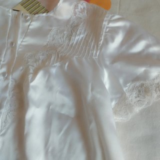 Camisón sedoso blanco con encaje