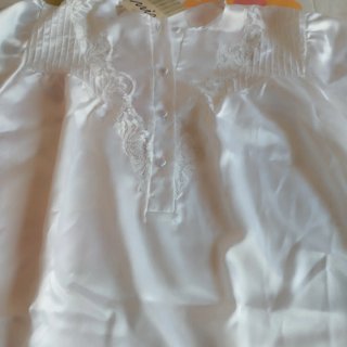 Camisón sedoso blanco con encaje