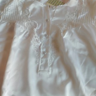 Camisón sedoso blanco con encaje