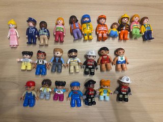 Set di figure Playmobil 123 e Lego Duplo