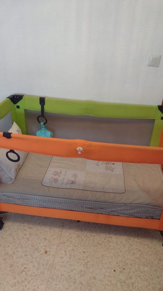 Cuna de viaje plegable con colchón y edredón