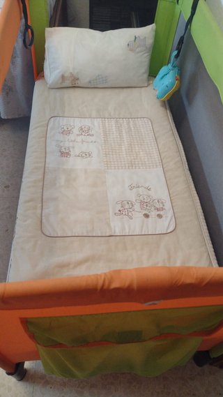 Cuna de viaje plegable con colchón y edredón