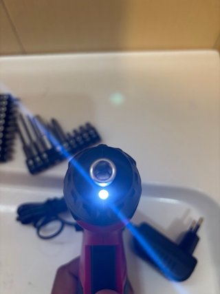Atornilladora eléctrica con accesorios