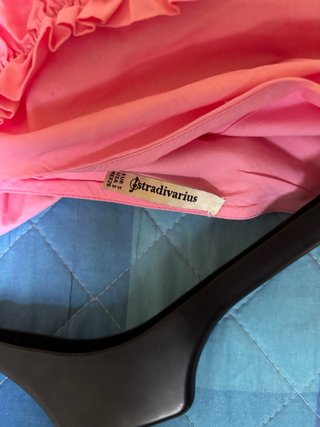 Camisa Stradivarius rosa con volantes