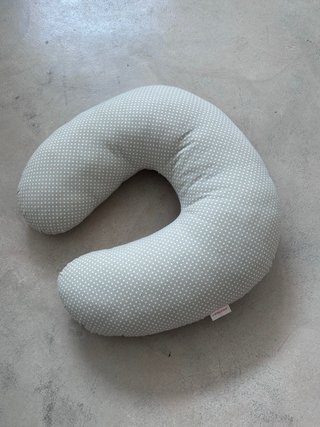Cojín de lactancia gris con puntos blancos
