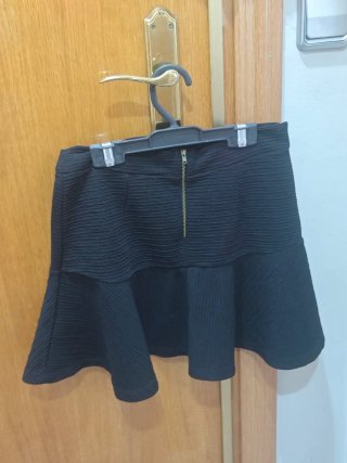 Falda Zara negra con volantes