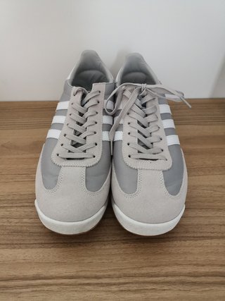Tenis grises