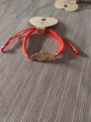 Pulsera hecha a mano con corona dorada