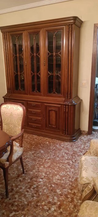 Mueble de salón con vitrina y cajones