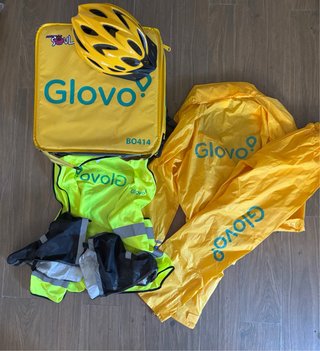 Glovo: Casco, Chaleco, Chubasquero y Mochila