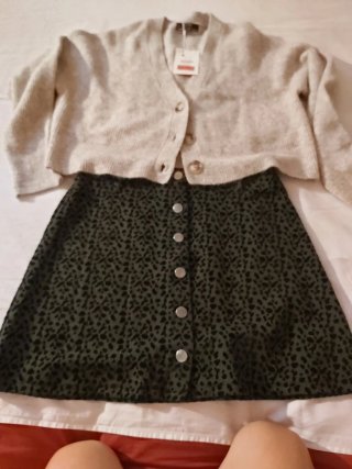 Conjunto Bershka cárdigan y falda corta Zara.