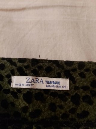 Conjunto Bershka cárdigan y falda corta Zara.