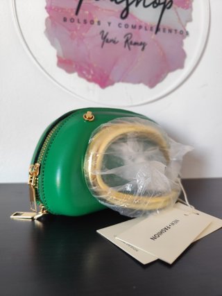 Bolso de mano verde con asa dorada