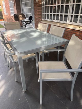 Mesa y 6 sillas de exterior